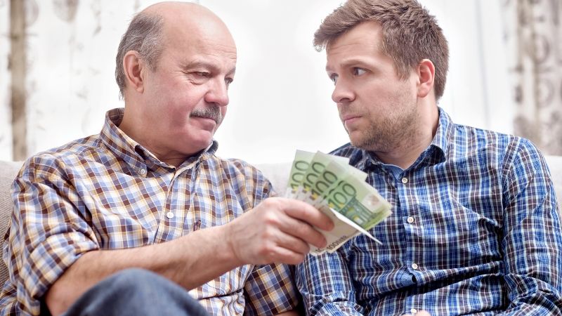 Điềm báo nằm mơ thấy người ta mượn tiền mình là người thân