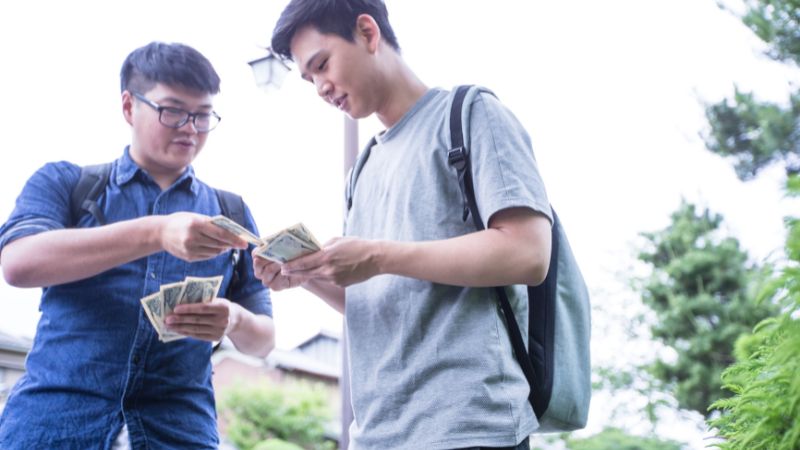 Điềm báo nằm mơ thấy người ta mượn tiền mình là người từng vay mình